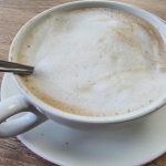 hvorfor-drikke-vand-efter-espresso-saadan-undgaar-du-koffeintraethed.jpg