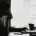 saadan-sidder-du-rigtigt-3-fejl-i-kropsholdningen-der-giver.jpg